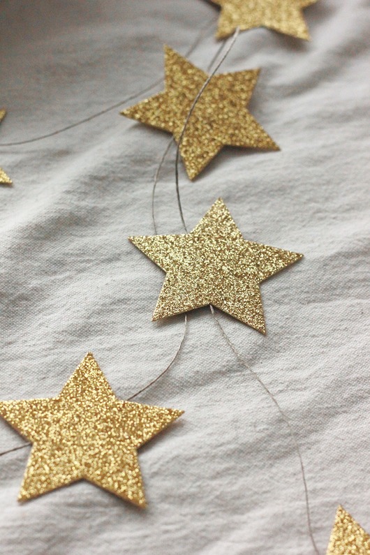 dekoracje świąteczne Złote gwiazdy. Girlanda ze złotych brokatowych gwiazdek