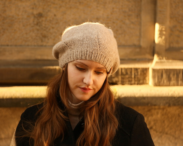 czapki damskie Beżowa czapka beretowa z wełny alpaki