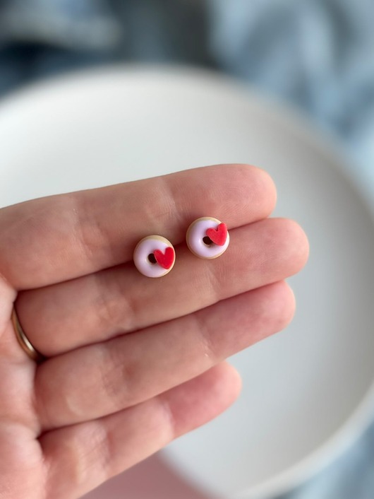 kolczyki z masy plastycznej Kolczyki sztyfty donuts z serduszkiem