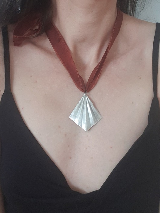 wisiory Naszyjnik ORIGAMI duży jedwab bordo, mosiądz w srebrnym kolorze