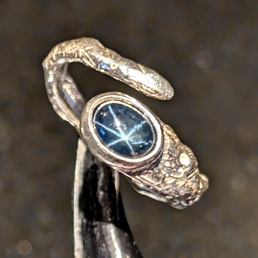 pierścionki srebrne Pierścionek Szafir gwiaździsty w gałązce srebra