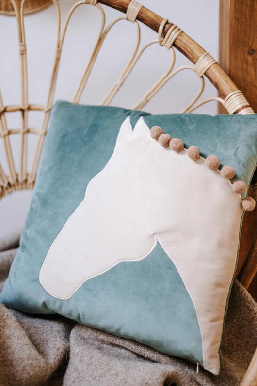 poduszki do pokoju dziecka Welurowa poduszka z aplikacją konia 40X40