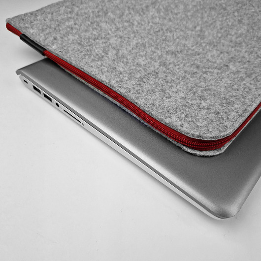 etui na laptopa ETUI Z FILCU na laptopa zamek bordowy