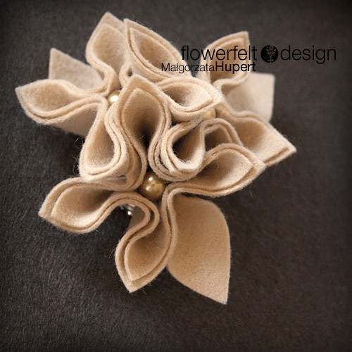 beżowa z perłą FlowerFelt Design