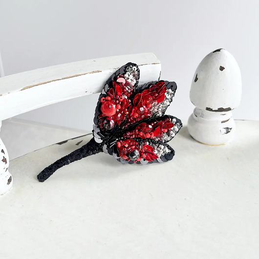 broszki Broszka KWIAT 18 ręcznie haftowana przypinka z koralikami magnolia