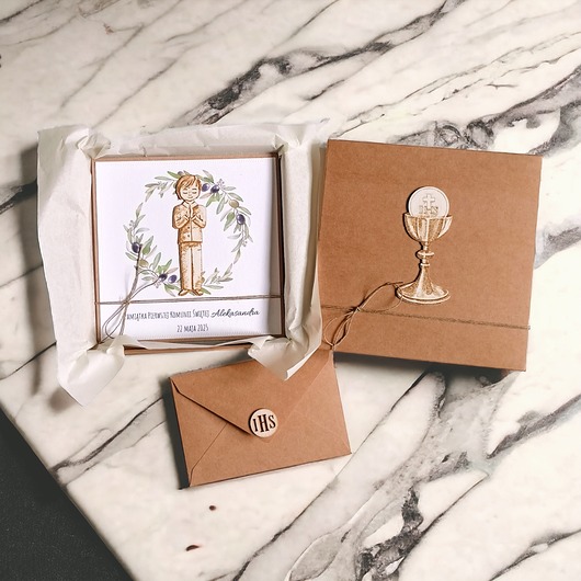 kartki na komunię Kartka w pudełku, torebka : oliwki : chłopiec 2 : PREMIUM