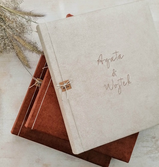 Ślubny album z personalizowanym haftem Albumy ARHome