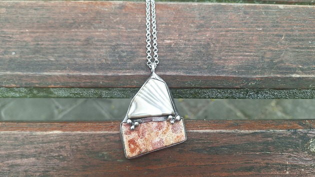 wisiory Krzemień pasiasty i koral - wisiorek