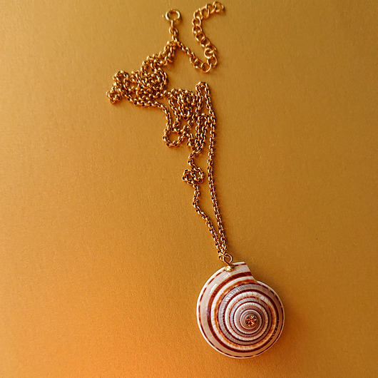 wisiory SWIRL naszyjnik ze spiralną  muszlą