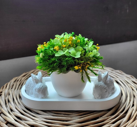 ozdoby wielkanocne Wiosenna dekoracja z mchem i króliczkami
