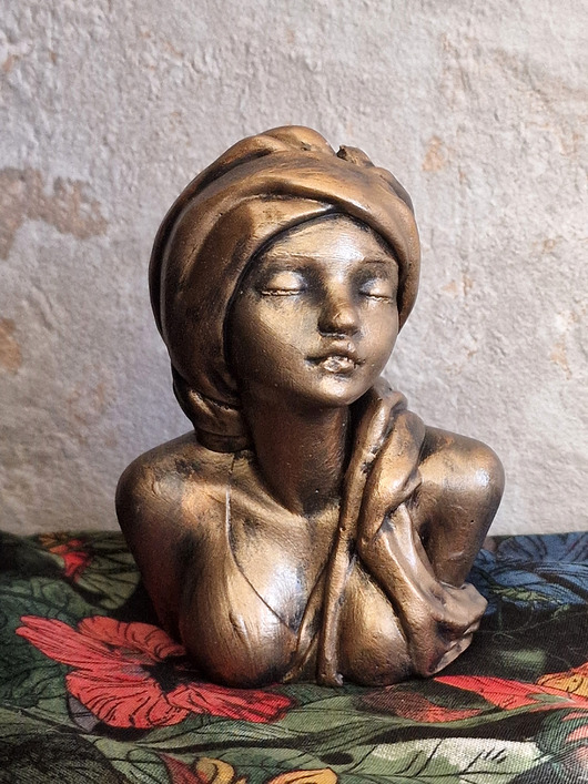 figurki i rzeźby Rzeźba Zamyślona kobieta wys. 10,5 cm