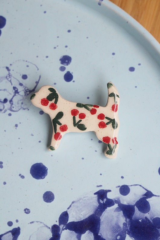 broszki Broszka ceramiczna pies malowany w wisienki