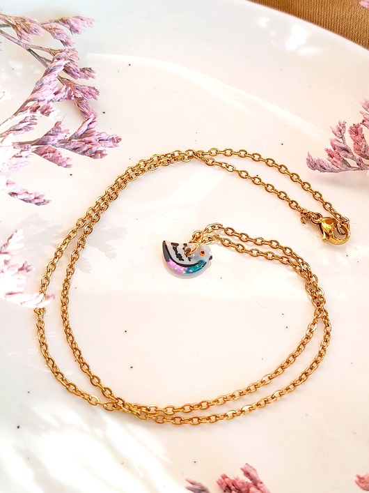 wisiory Naszyjnik z gołębiem, kolorowa biżuteria z ptakiem, uroczy motyw zwierząt