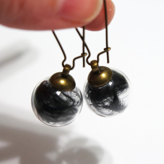 kolczyki szklane Czarne pióra - kolczyki wiszące brąz