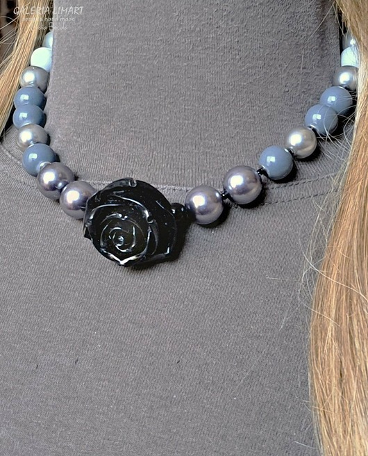 korale Vintage efektowny naszyjnik z różą i perełami w modnych szarościach prezent