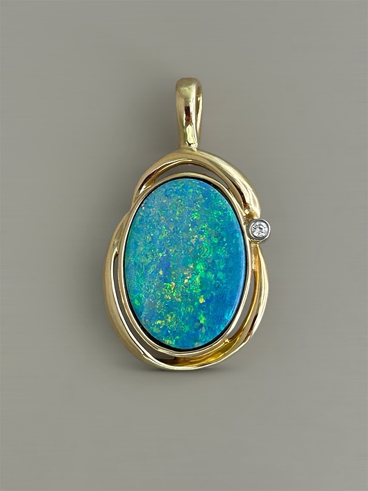 wisiory Wisior z żółtego złota z opalem australijskim i brylantem