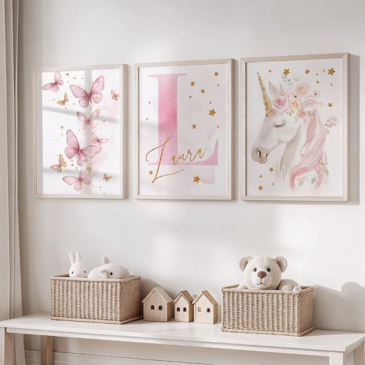 obrazy i plakaty do pokoju dziecięcego Jednorożec i motyle z inicjałem zestaw 4
