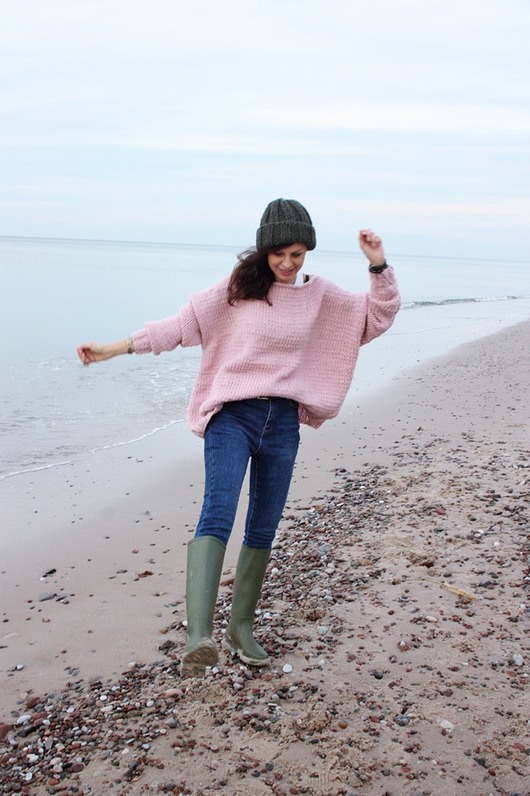 swetry damskie  Sweter handmade oversize  z wełną  pudrowy róż
