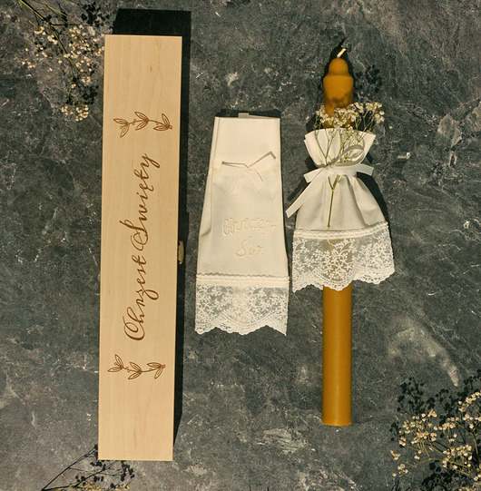 akcesoria na chrzest Gromnica  z okapnikiem i szatką w pudełku - ivory dłuższy - wzór 7