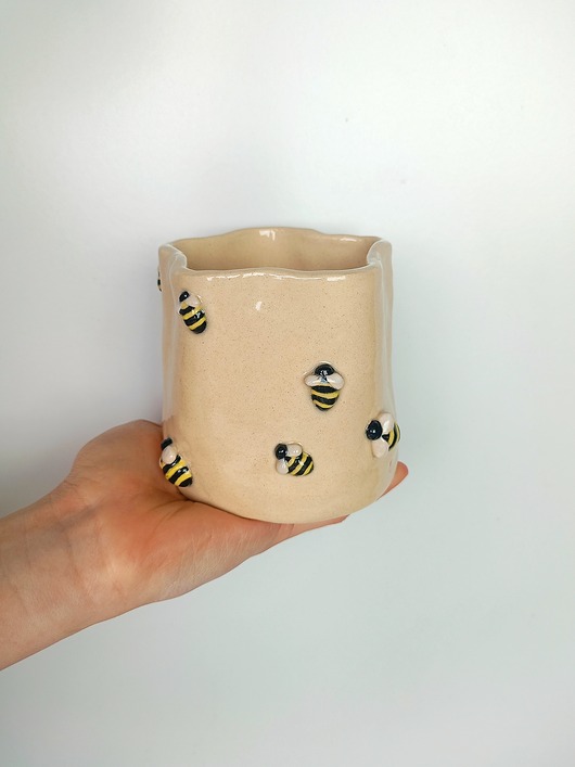 kubki Ceramiczna czarka typu gniotek w pszczółki
