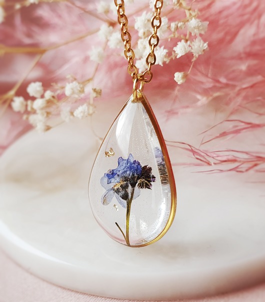 Wisior łezka z niezapominajką w żywicy Jaskółcze ziele handmade 