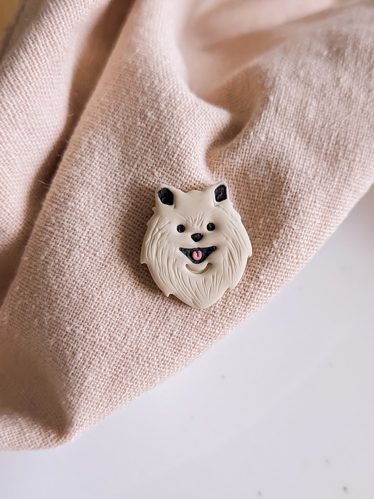 przypinki Pin przypinka z beżowym pieskiem, Szpic Miniaturowy, beżowy Pomeranian