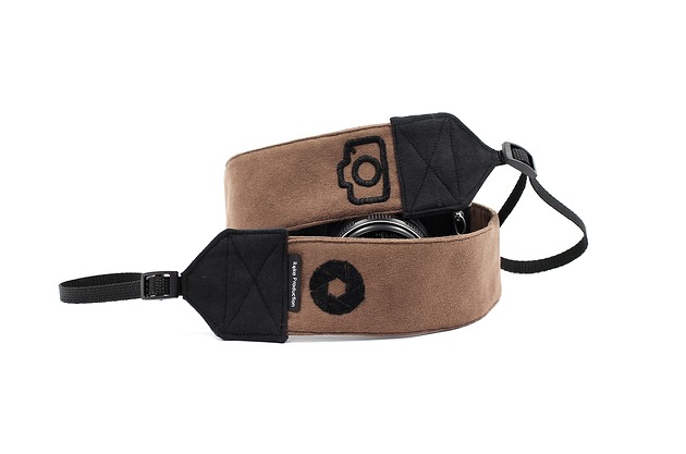 akcesoria różne Pasek do aparatu jasnobrązowy z czarnymi haftami