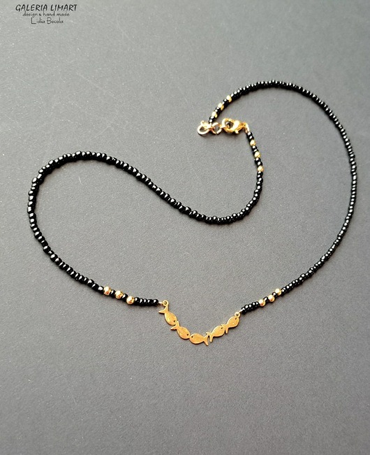 chokery Boho minimalistycznie choker ze złotymi rybkami Urok prostoty miły Prezent