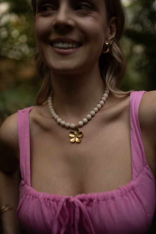 korale Choker z naturalnych kamieni ze złotą zawieszką