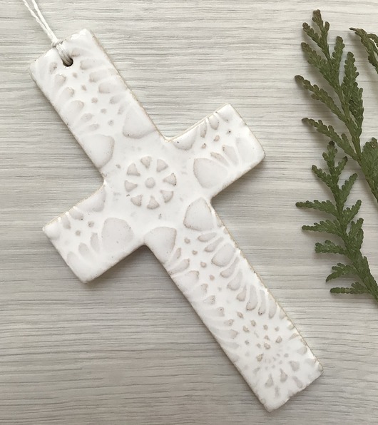 Krzyżyk ceramiczny w bieli Ceramika Ana