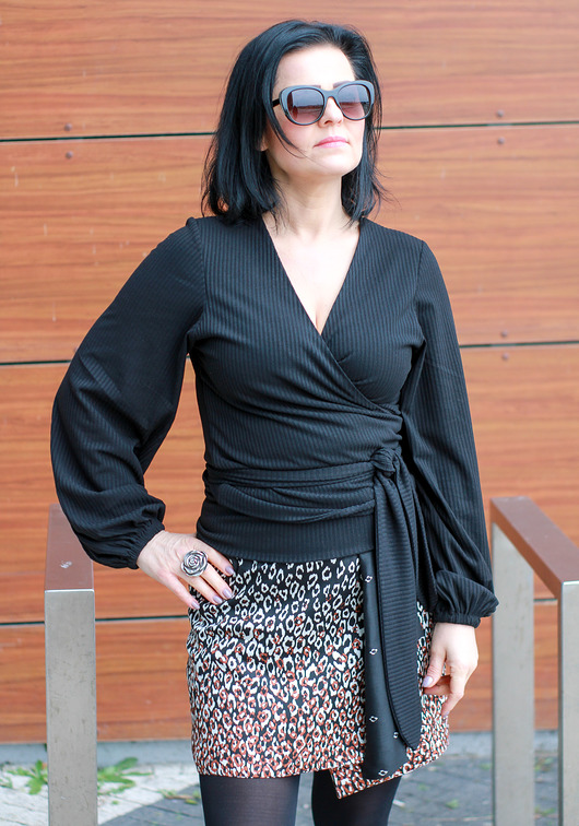 swetry damskie  Sweterek kopertowy czarny wiązany