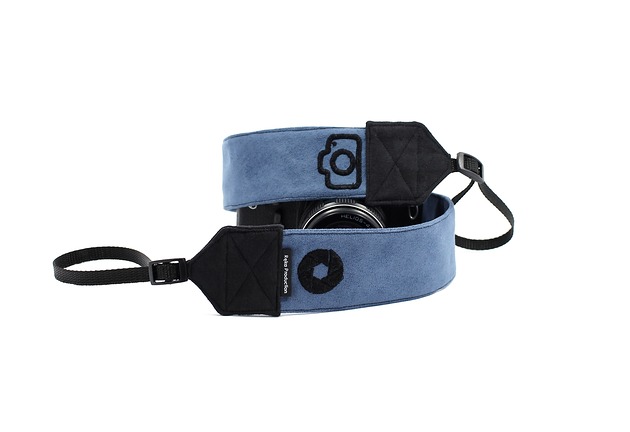 akcesoria różne Pasek do aparatu jeansowy z czarnymi haftami