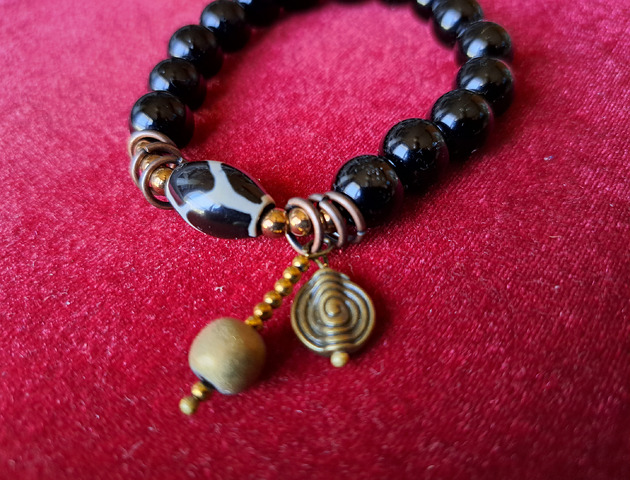 bransoletki z kamieni naturalnych Bransoletka z agatem DZI i onyksem. Amulet prezent unisex