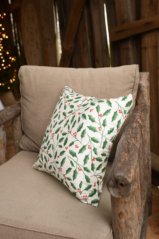 poduszki z grafiką Świąteczna poszewka na poduszkę z motywem ostrokrzewu