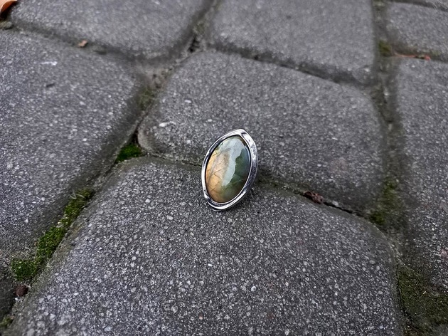Zieleń i złoto - pierścionek regulowany po drugiej stronie lustra