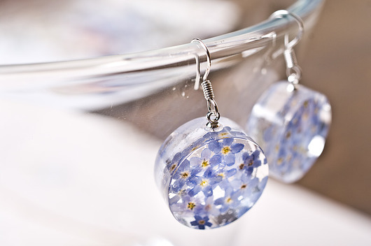 Kolczyki z niezapominajkami w żywicy So Jewelry