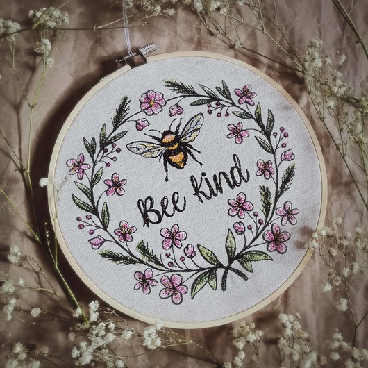 obrazek haftowany "bee kind" Zapętlona Nitka