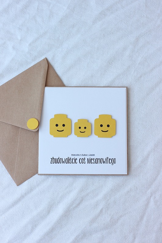 kartki scrapbooking Klocki - żółte ludziki. Kartka z okazji narodzin dziecka