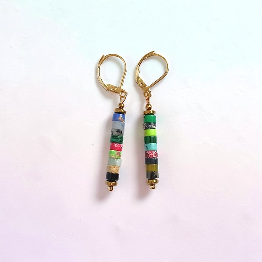 kolczyki z kamieniami Patyczki: kolorowy mix kamieni: 49mm, bigle zamknięte