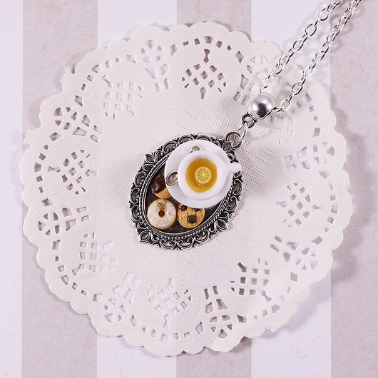 Ciastka i filiżanka naszyjnik herbata na tacy Lemon Lovely