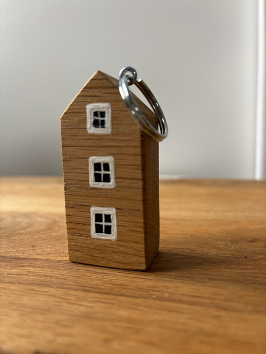 breloki Domek, brelok dębowy wysoki 2