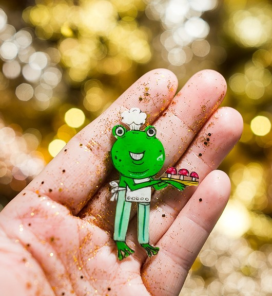 broszki Broszka Żabson Witold z muchomorkowymi babeczkami