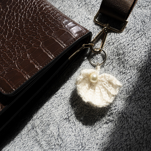 breloki Puchaty brelok - muszla z perłą