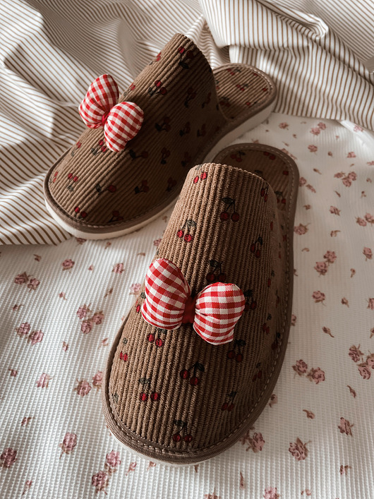 kapcie damskie Kapcie damskie pełne z nadrukiem Cherry z retro kokardą