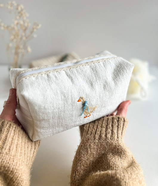 kosmetyczki Kosmetyczka z ręcznym haftem gąski