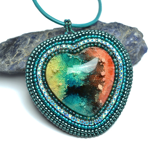 wisiory Ferozi, medalion z żywicą, haft koralikowy