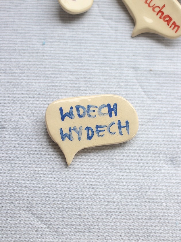 broszki Broszka ceramiczna z napisem WDECH WYDECH