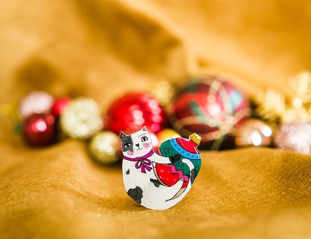 broszki Kot z bombką