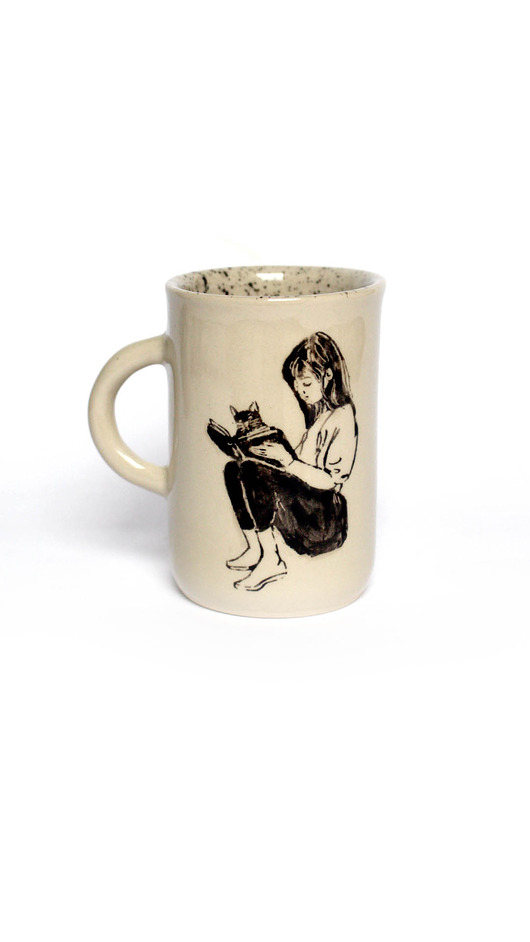 kubki Kubek - czytająca dziewczyna z kotkiem