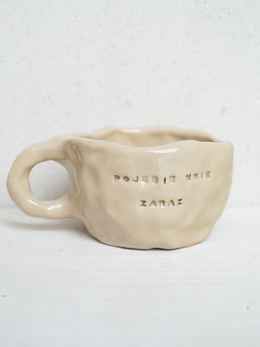 kubki Kubek z brzydkim napisem POJEBIE MNIE ZARAZ 320 ml